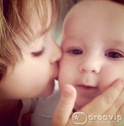 Danielle Winits exibe foto carinhosa dos filhos