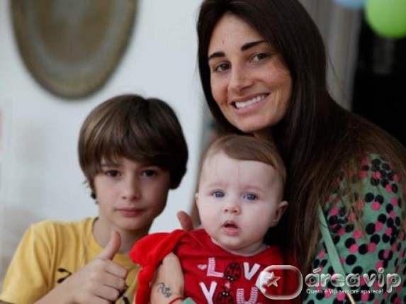 Fábio Assunção posta foto da família