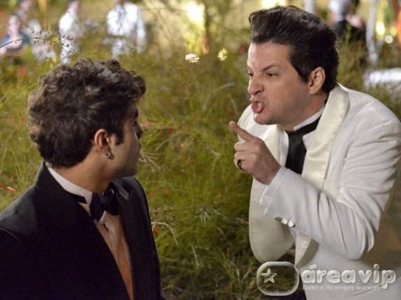 Bêbado, Antenor invade festa de Tereza Cristina e é expulso por Crô