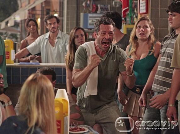 Quinzé vibra com desmaio de Wallace Mu durante a luta