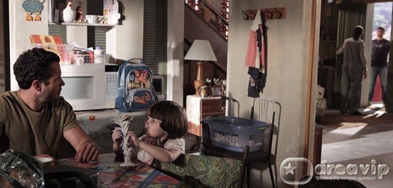 Wallace procura Quinzé na casa de Griselda