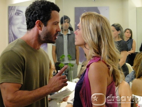 Quinzé vai atrás de Teodora e arma um barraco no salão de beleza