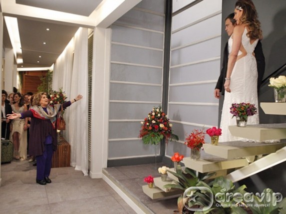 Íris chega de surpresa à festa de Tereza Cristina e deixa a perua em choque