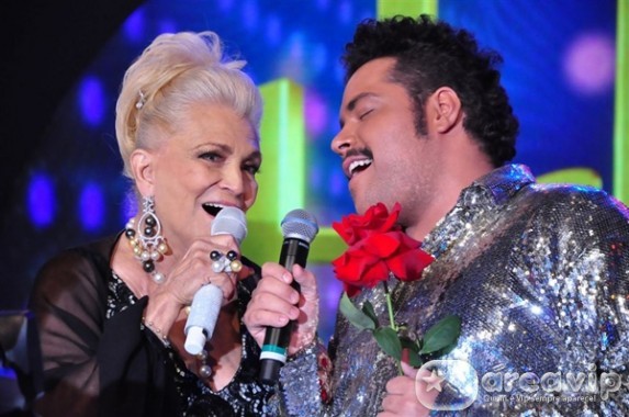 Hebe recebe em seu programa Tiago Abravanel