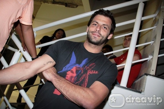 Henri Castelli exibe tatuagem com o nome do filho