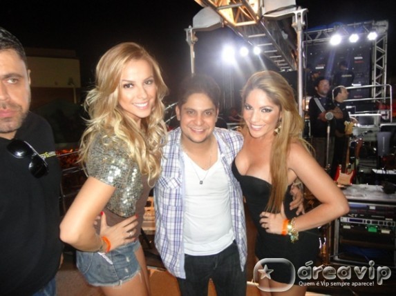 Anamara e Karen Kourouzan curtem show sertanejo em Uberlândia