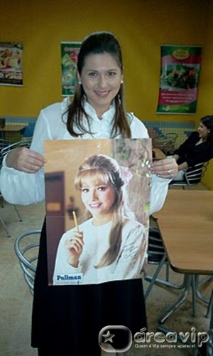 Confira a foto de Lívia Andrade caracterizada de professora Helena