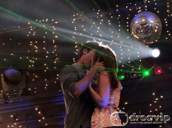 Débora se insinua para Betão e o beija, mas não é correspondida