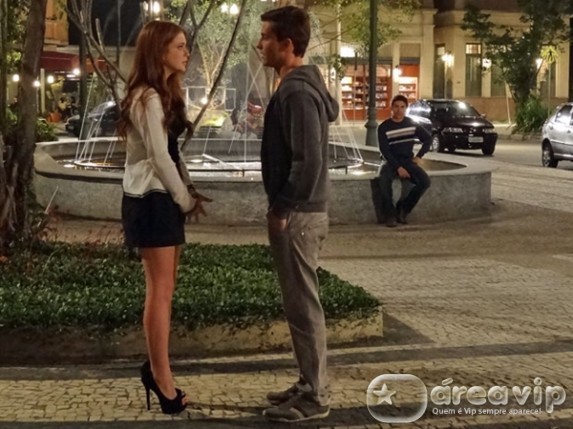 Morde e Assopra - Guilherme conversa com Alice e Renato observa os dois