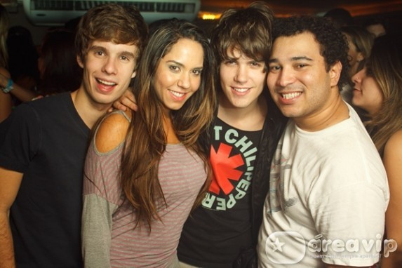 Renata Frisson, a Mulher Melão curte boate com apresentador no Rio