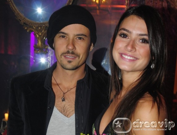 Paulinho Vilhena e Thaila Ayala