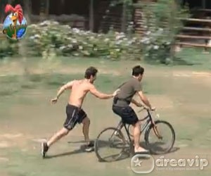 Peoes brincam com bicicleta