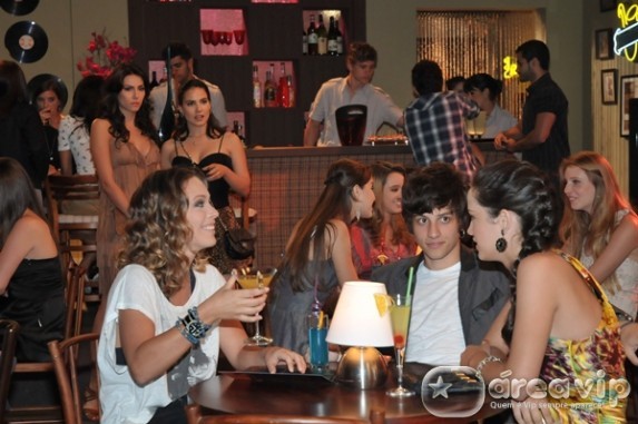 Rebelde - Carla chega com Pilar