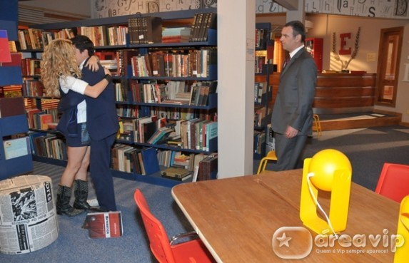 Rebelde - Jonas flagra Roberta e Diego se beijando