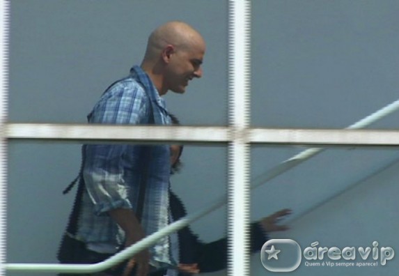 Reynaldo Gianecchini visita grupo de assistência à crianças com câncer