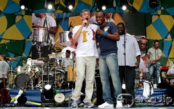 Serginho Groisman e grupo Exaltasamba