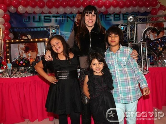 Simony comemora aniversário da filha em Sampa