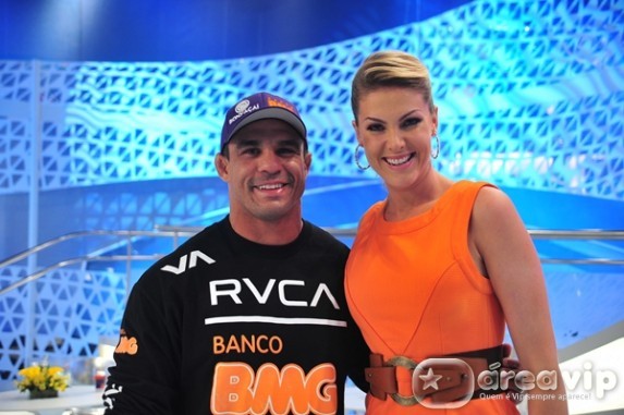 Ana Hickmann recebe Victor Belfort no Tudo é Possível