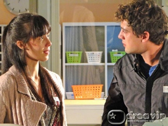 A Vida da Gente - Manuela conta a Rodrigo que ele e o pai de Julia