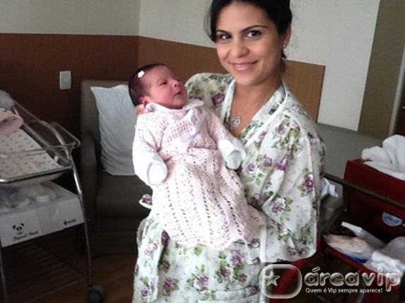 Aline Barros posta foto da filha recém-nascida no Twitter