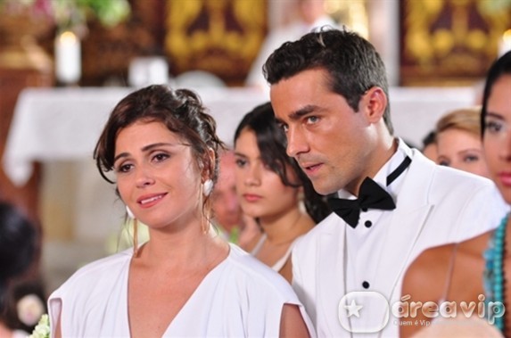 Cláudia acompanha Vicente no casamento de Lucena