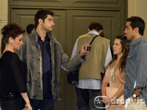 Rubinho fica furioso ao ver Claudia chegar com Vicente em festa da Comprare