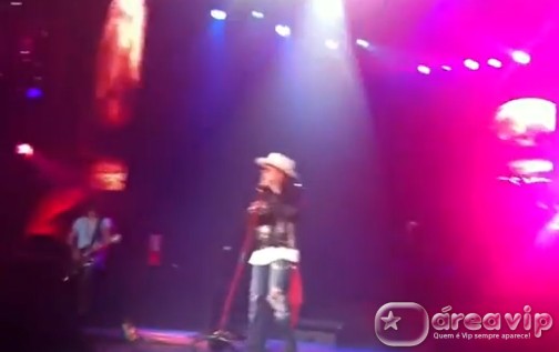 Axl Rose cai no palco durante show no México – Veja!