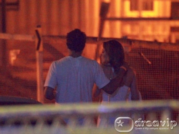 Caio Castro e Monique Alfradique deixam evento juntos