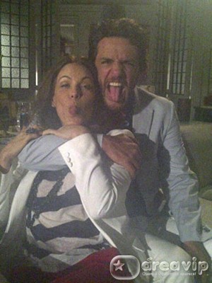 Carolina Ferraz posta foto ao lado de Rodrigo Lombardi mostrando a língua