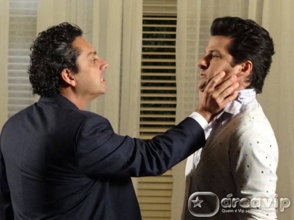 Baltazar faz ameaça de morte a Crô