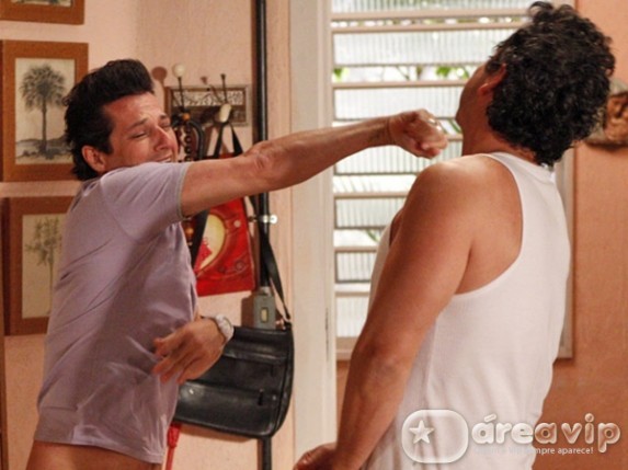 Crô bate em Baltazar e impede que ele mate Celeste