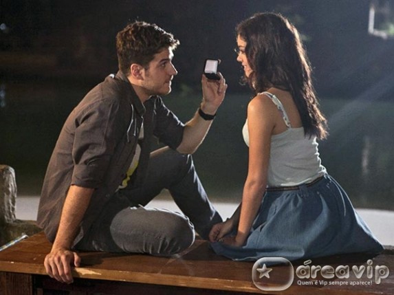 Rafael e Amália ficam noivos