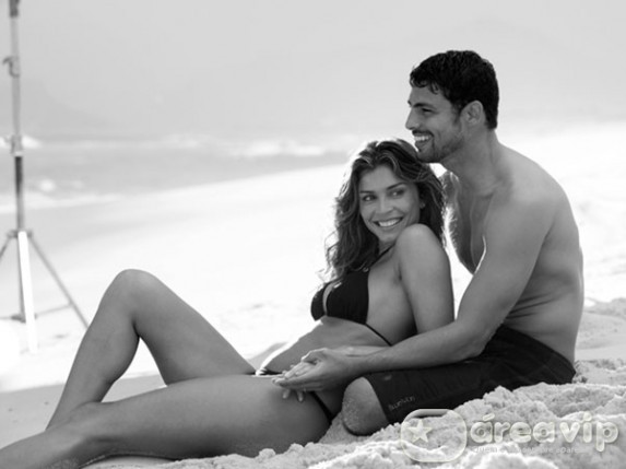 Grazi Massafera e Cauã Reymond gravam campanha de protetor solar