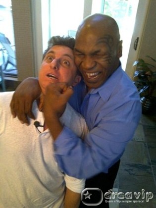 Luciano Huck posta foto em que aparece apanhando de Mike Tyson
