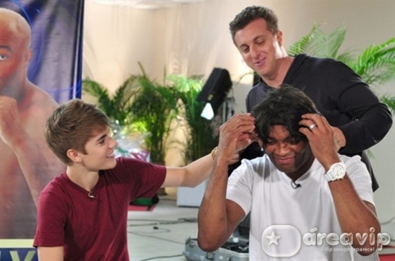 Anderson Silva dubla Justin Bieber no ‘Caldeirão do Huck’