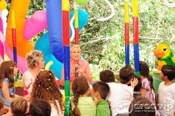 Ana Maria celebra a semana da criança com Xuxa e Klara Castanho