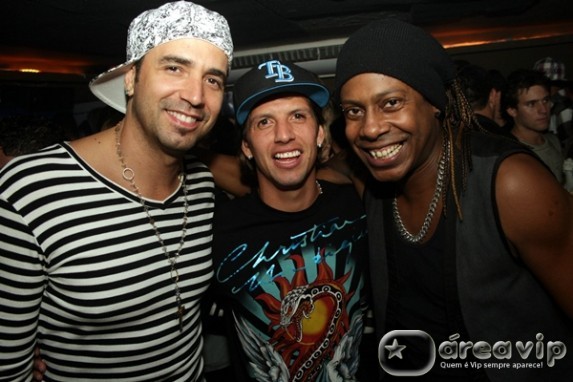 Sem a namorada, Latino curte show sertanejo em boate carioca