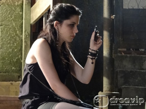 Alexia se sente mal e tem alucinações com Douglas e Gabriel