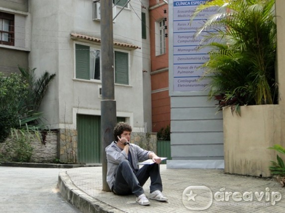 Gabriel recebe resultado do exame e se apavora ao descobrir risco de vida