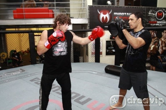 Ex-BBB Mau Mau enfrenta Rogério Nogueira, o Minotouro, no Ringue