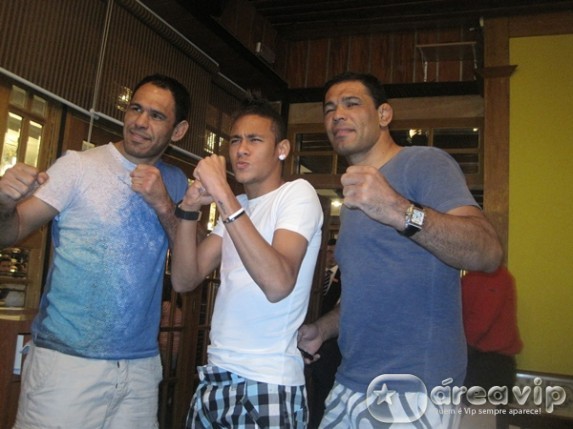 Neymar almoça com lutadores no Rio