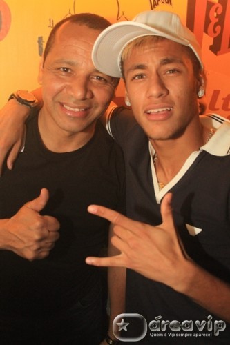 Neymar curte balada no Rio ao lado do pai