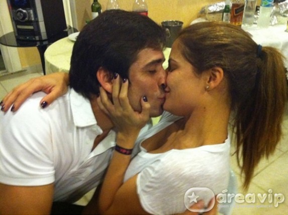 Nívea Stelmann assume namoro com empresário