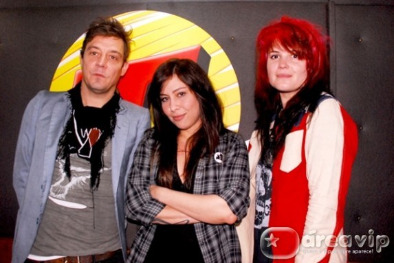 Pitty entrevista a banda The Kills em seu programa de rádio