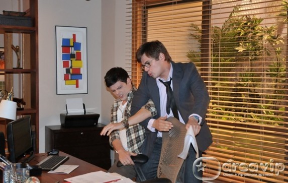 Rebelde - Vicente e Artur disputam o lugar de Jonas