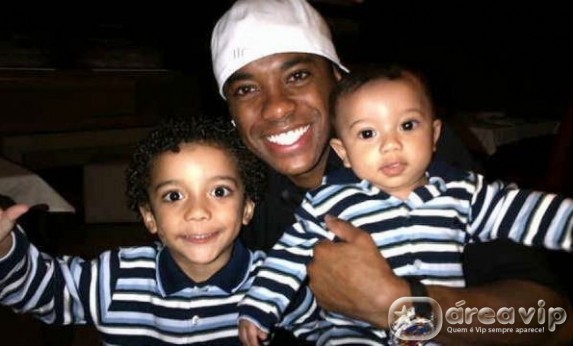 Jogador Robinho posta foto dos filhos no Twitter