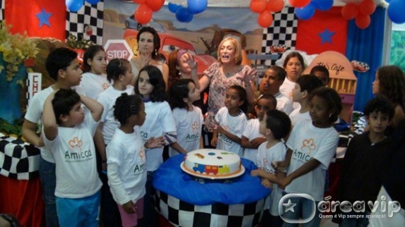 Susana Vieira participa de festa de Dia das Crianças