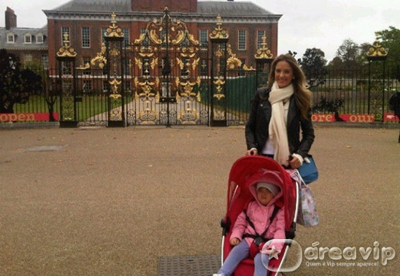 Ticiane Pinheiro passeia com a filha em Londres