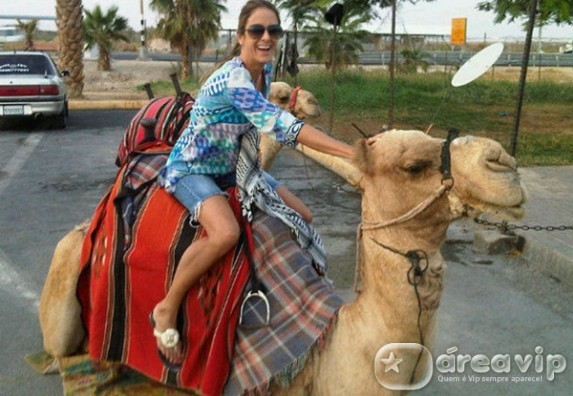 Ticiane Pinheiro anda de dromedário em Israel