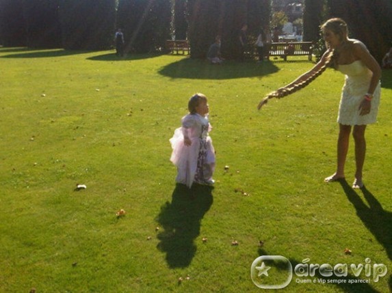 Ticiane Pinheiro se diverte com a filha em Londres